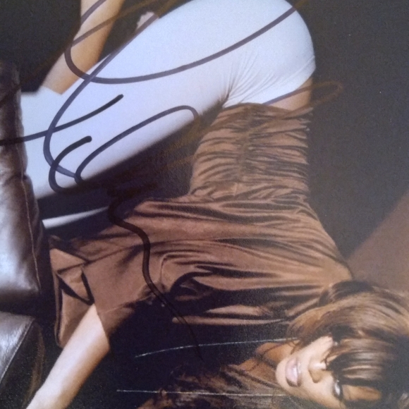 Autographed Rihanna Collectable - Picture 2 of 3